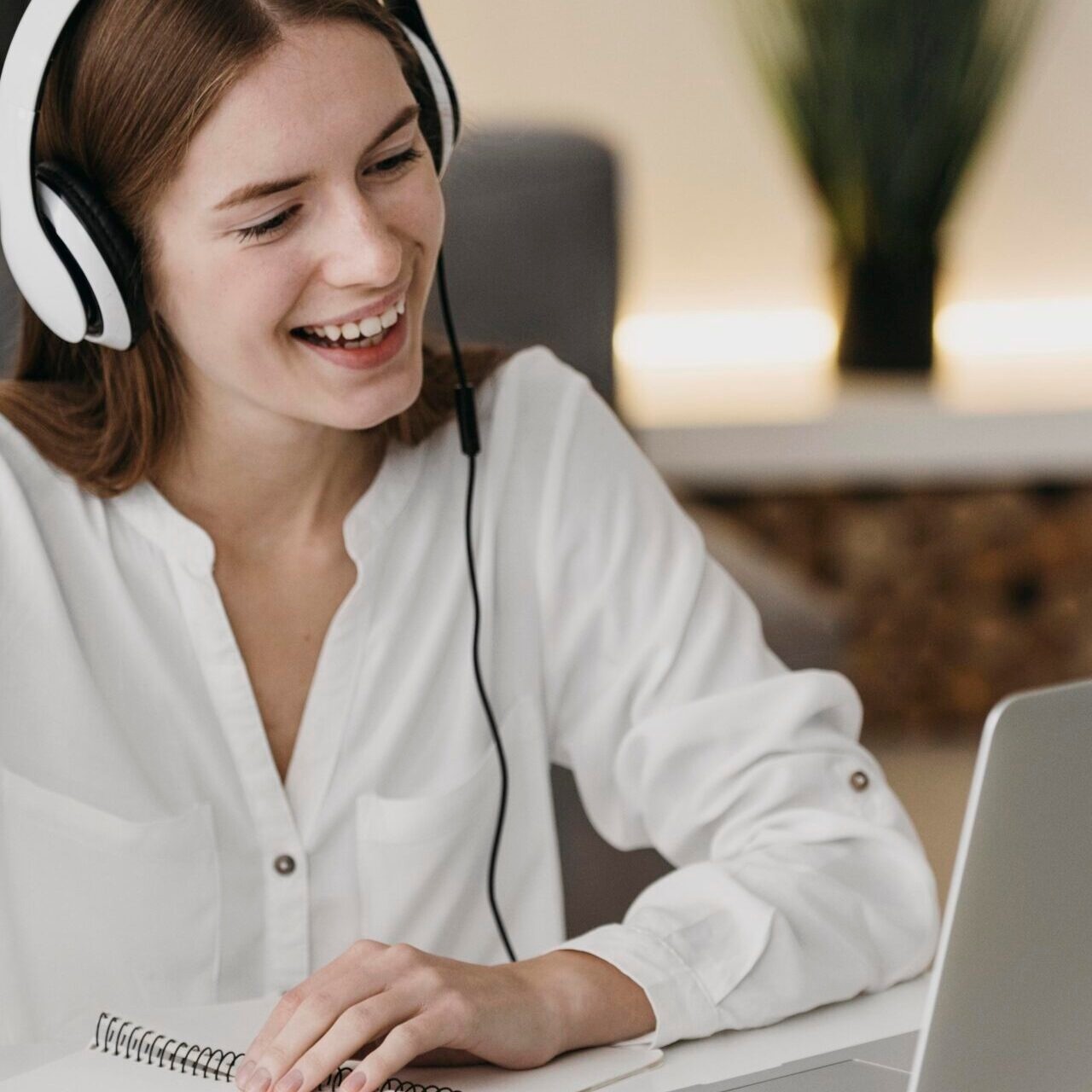 happy-teacher-talking-with-her-students-online-1-scaled-2560x1280-1