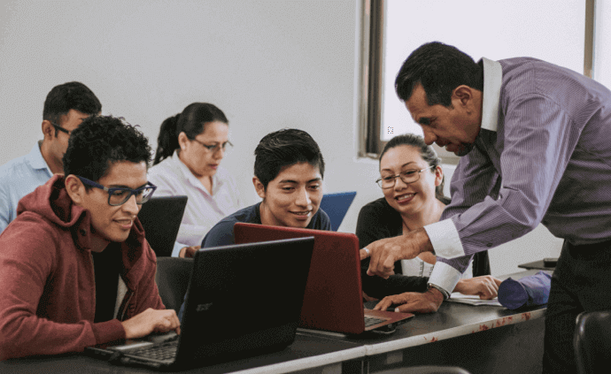 ESTUDIA EN UNIVERSIDAD DE LA RIVIERA